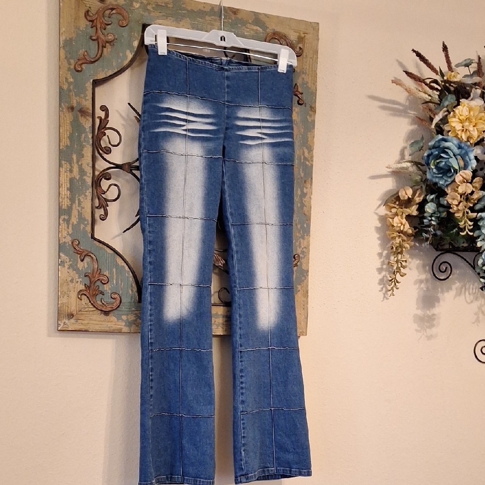 XXI Distressed Blue Two Toned Wide Leg Jeans back Zip closure. NWOT Size Small
